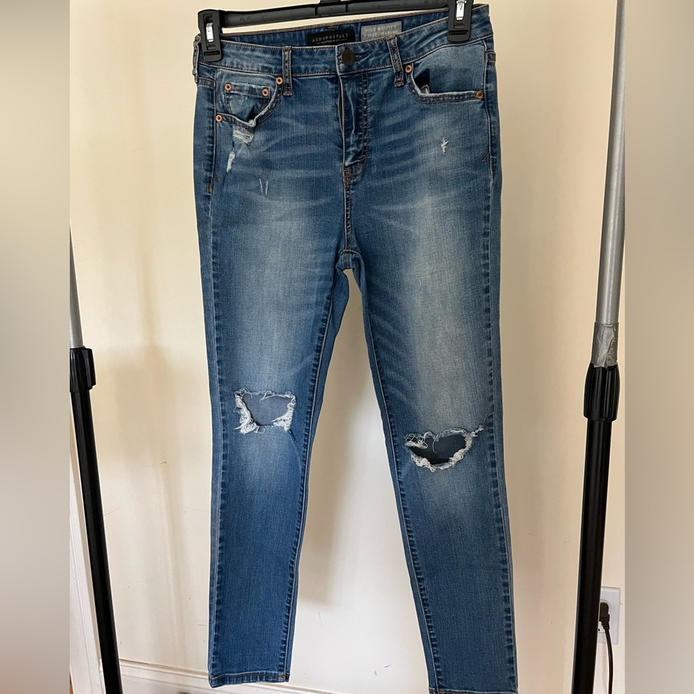 Women’s size 8 distressed Aero jeggings